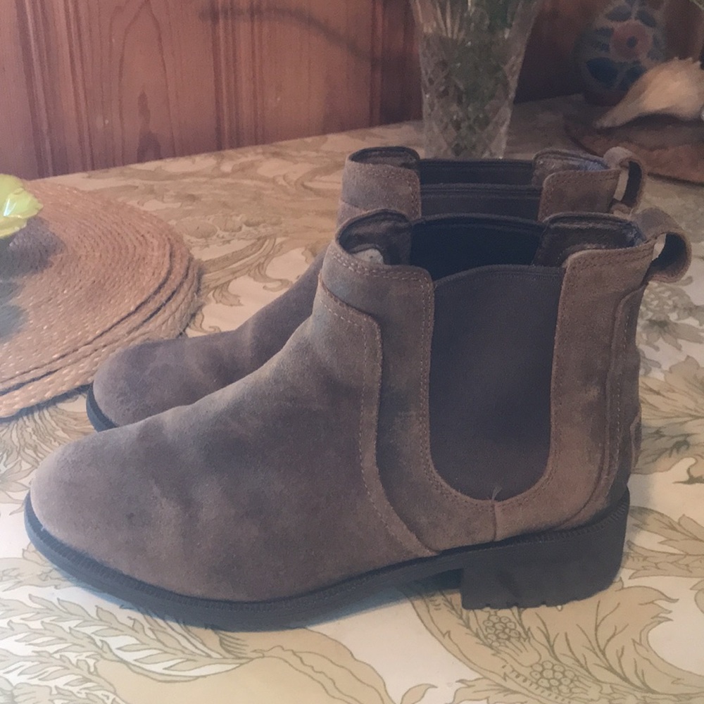 UGG Chelsea Boot, Size 7, Brown, very good condition